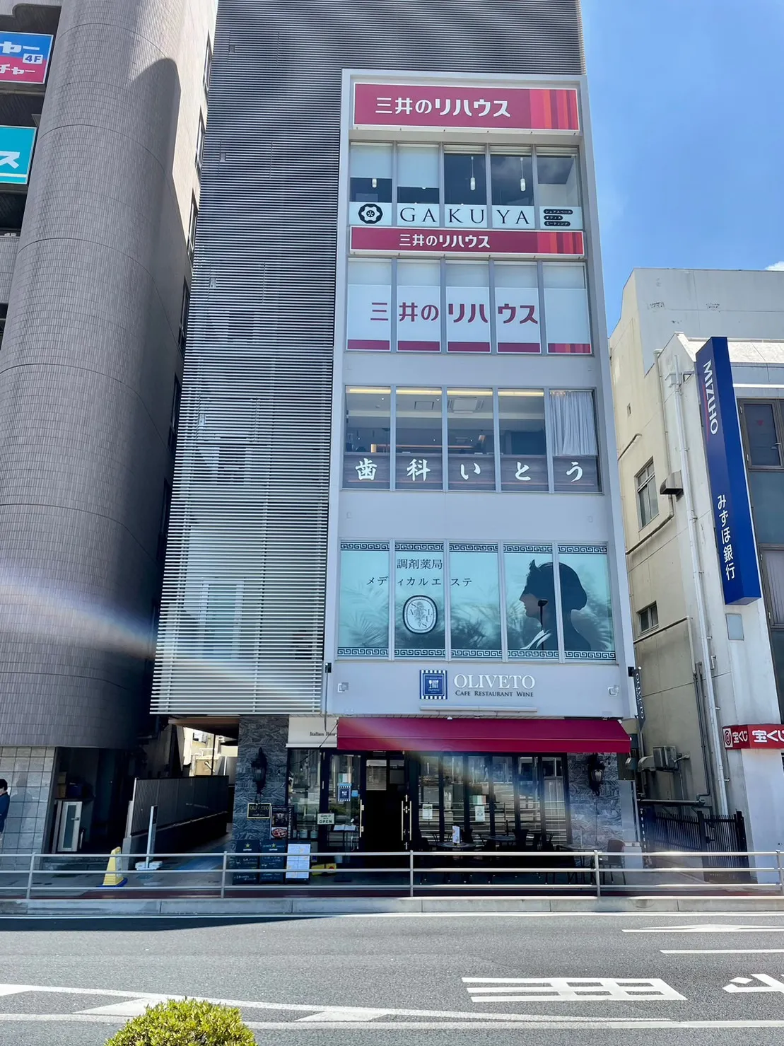 JR成田駅改札を出て正面のビルの２階になります。